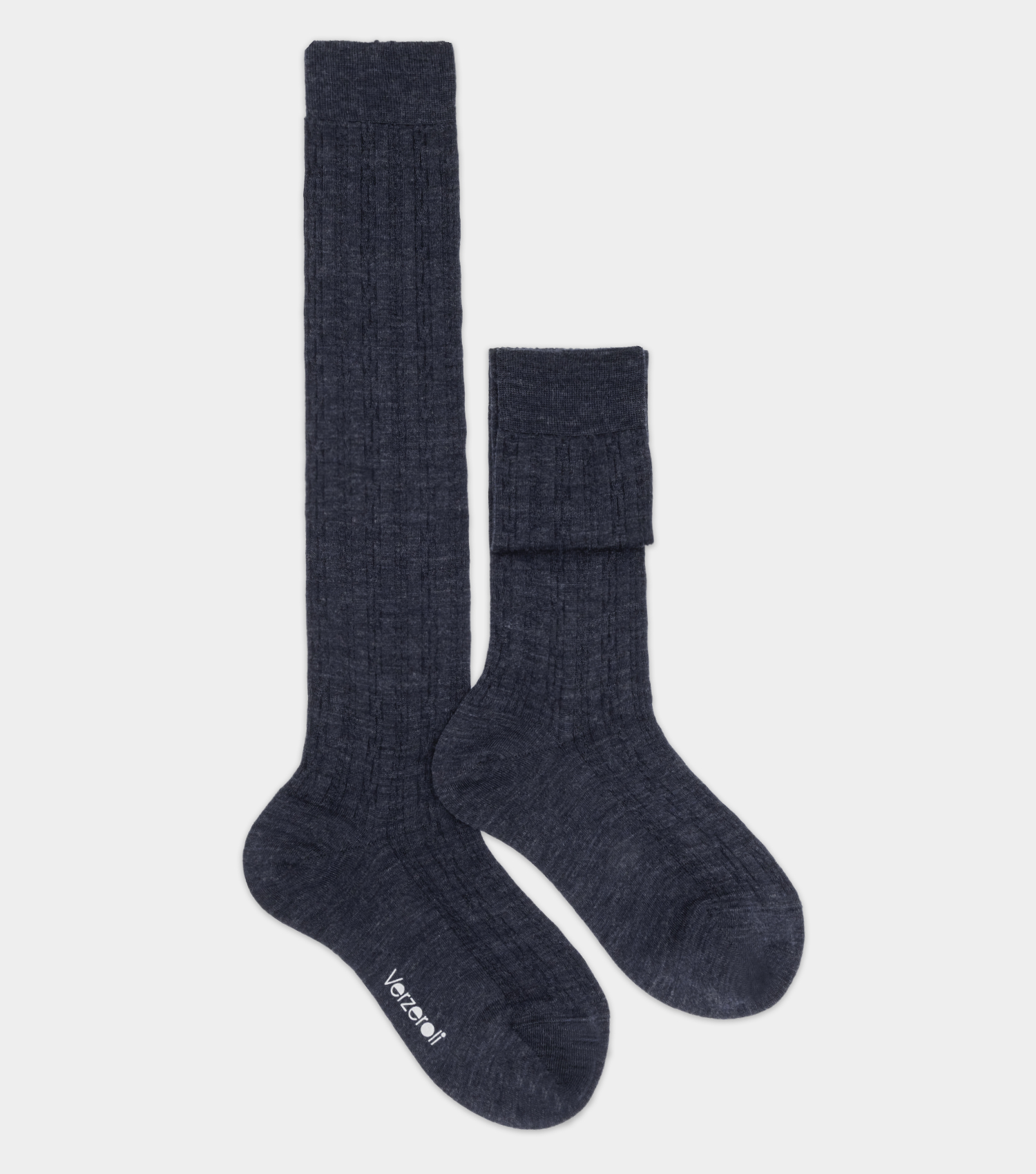 Calza in 80% lana, con un design elegante di coste e trecce in vari colori. Perfetta per comfort e stile