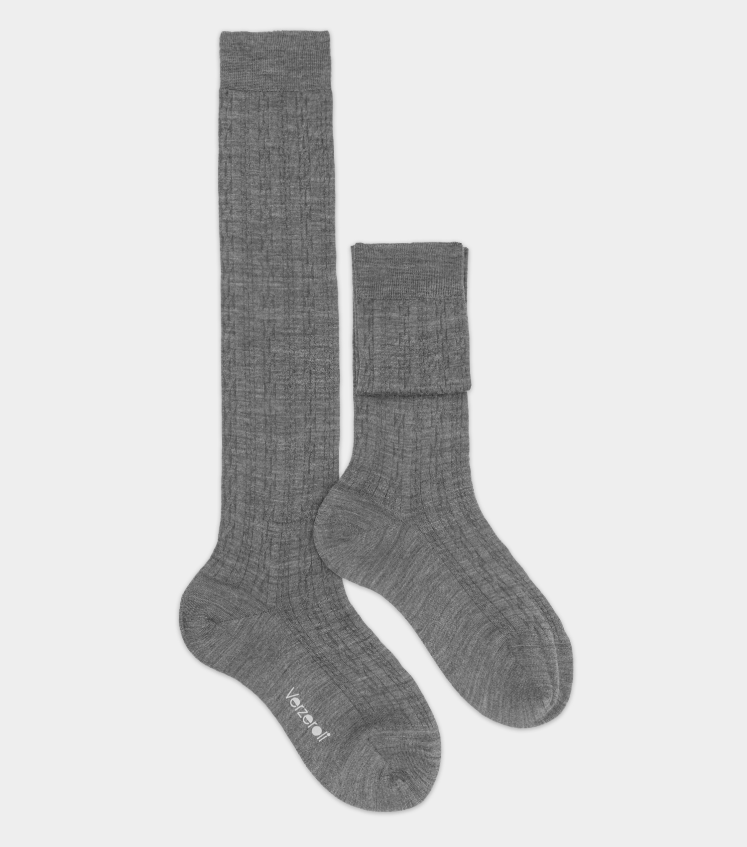 Calza in 80% lana, con un design elegante di coste e trecce in vari colori. Perfetta per comfort e stile