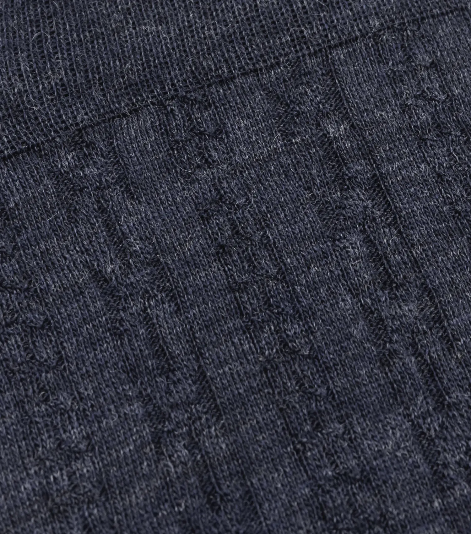 Calza in 80% lana, con un design elegante di coste e trecce in vari colori. Perfetta per comfort e stile