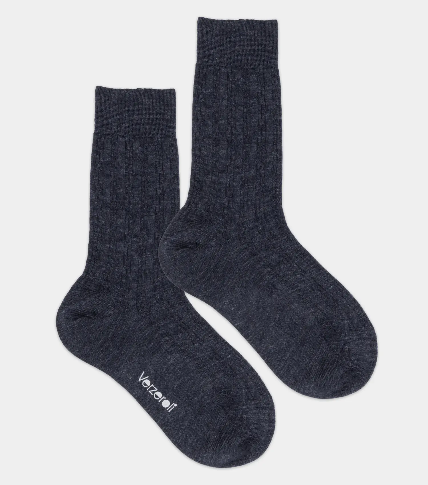 Calza in 80% lana, con un design elegante di coste e trecce in vari colori. Perfetta per comfort e stile