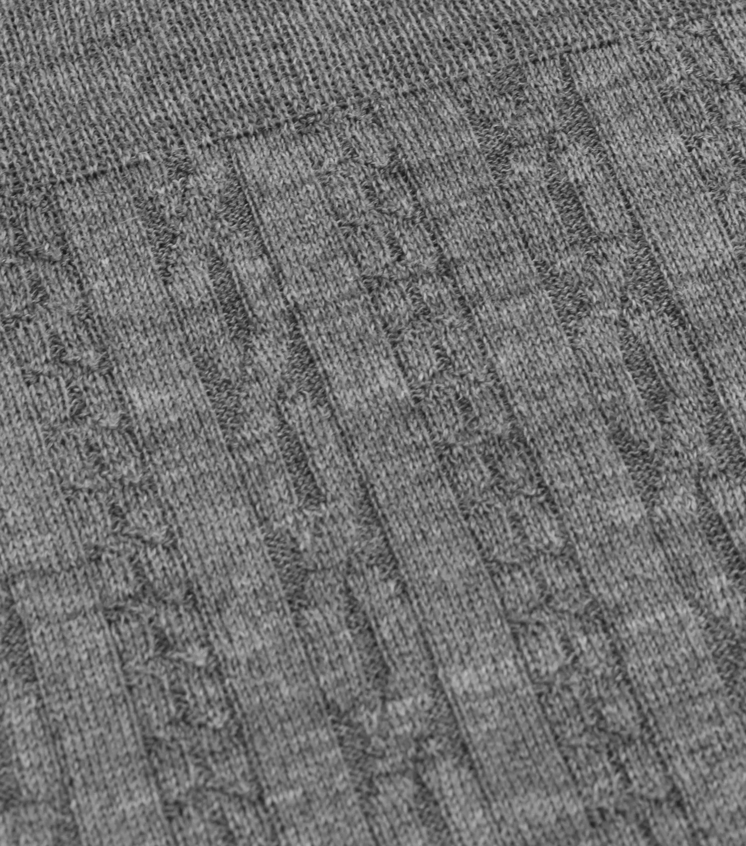 Calza in 80% lana, con un design elegante di coste e trecce in vari colori. Perfetta per comfort e stile