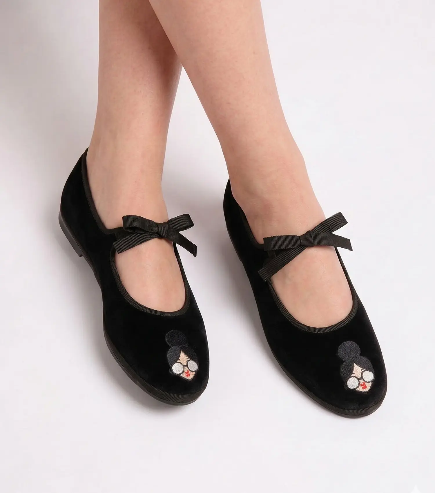 MERY - Friulana punta rotonda con fiocco ton sur ton e ricamo dell'iconica Doll by Mary Sapotito